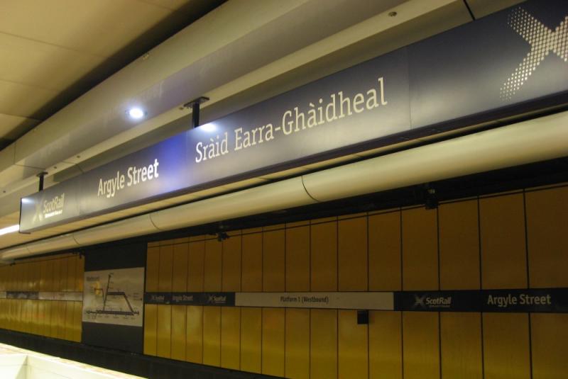 Sràid Earra-Ghàidheal: Gaelic name board hanging from the ceiling at Argyle Street station, Glasgow. (20-Oct-2015). Photo of Sràid Earra-Ghàidheal