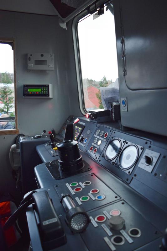 Photo of No1 end cab interior of 73966