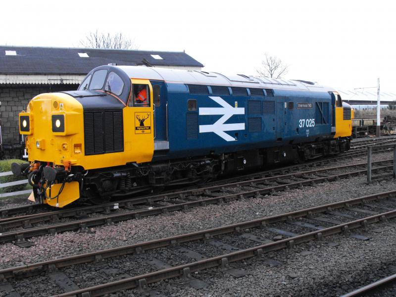 37025 waits to come off the depot branch: 37025 waiting at Bo'ness on 26038 coming back from Manuel. Photo of 37025 waits to come off the depot branch