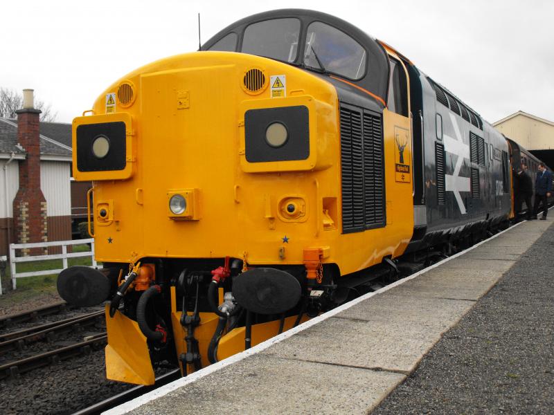 37025 on 1030 Bo'ness to Manuel: 37025 waiting on departure time. Photo of 37025 on 1030 Bo'ness to Manuel