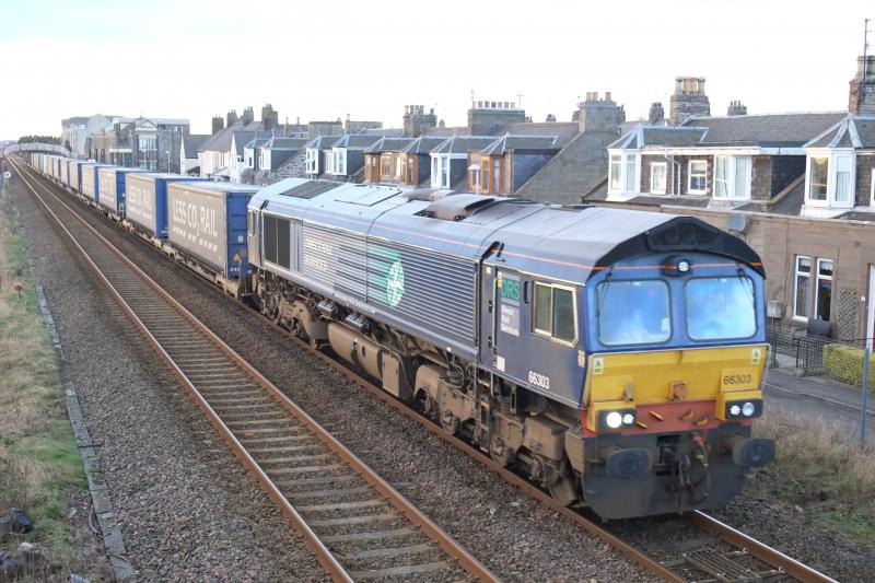 66303 at Carnoustie: 66303 approaches Golf Street Carnoustie with Grangemouth to Aberdeen on 15th January 2016 Photo of 66303 at Carnoustie
