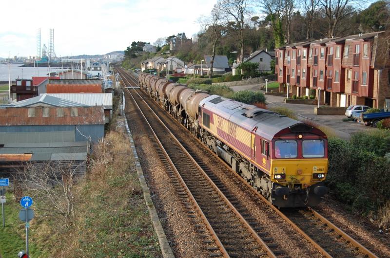 66165 West Ferry: 66165 passes the Royal Tay Yatch club at West Ferry Dundee with 6A32 Mossend - Aberdeen Waterloo tanks. 15/1/2016 Photo of 66165 West Ferry