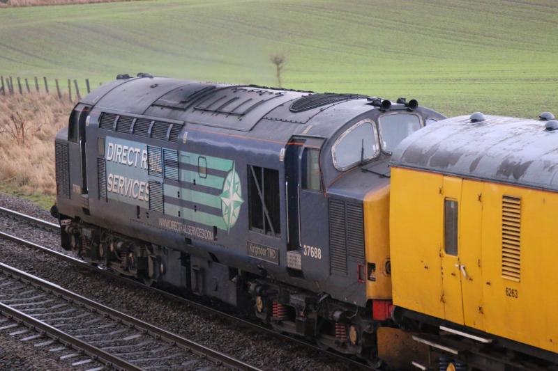 37688 EN ROUTE INVRNSTMD - SLATEFDYD ON 1Q05: Passing forteviot
Showing on RTT as Inverness TMD to Craigentinny T&RSMD Photo of 37688 EN ROUTE INVRNSTMD - SLATEFDYD ON 1Q05