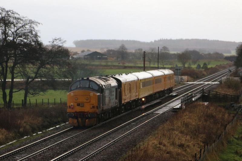 37688 EN ROUTE INVRNSTMD - SLATEFDYD ON 1Q05: Passing forteviot
Showing on RTT as Inverness TMD to Craigentinny T&RSMD Photo of 37688 EN ROUTE INVRNSTMD - SLATEFDYD ON 1Q05