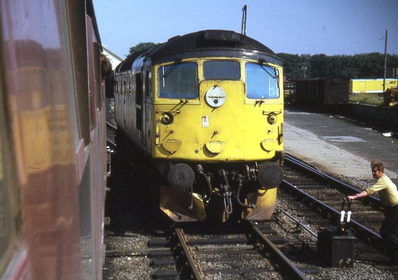 5333 at Thurso 14 August 1973: Running round to work the 11:41 to Inverness as far as Georgemas Junction, with a member of staff working the ground frame Photo of 5333 at Thurso 14 August 1973