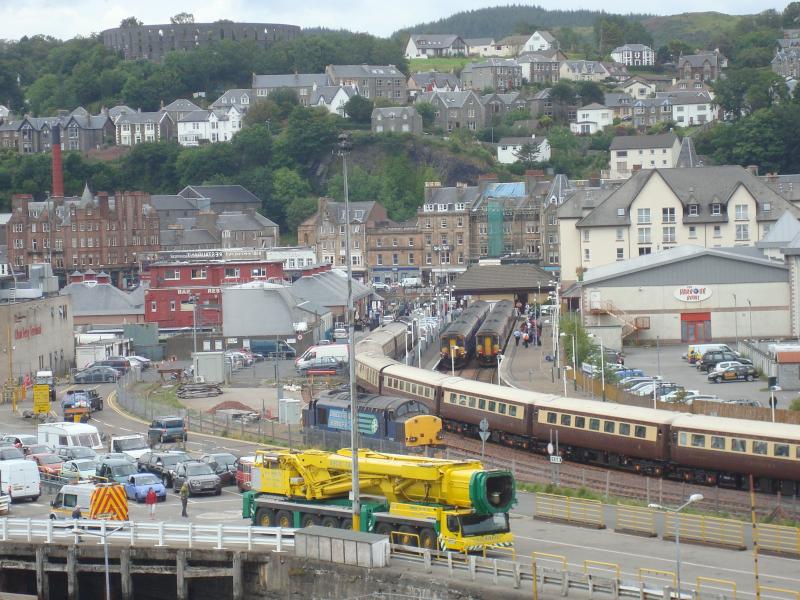 Oban Station : Picture showing that there is space to overnight a Sleeper if the two platforms are in use by ScotRail. Photo of Oban Station