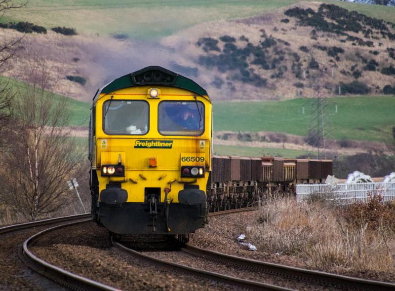 66509: 66509 on 6K25 passes Forgandenny. Photo of 66509