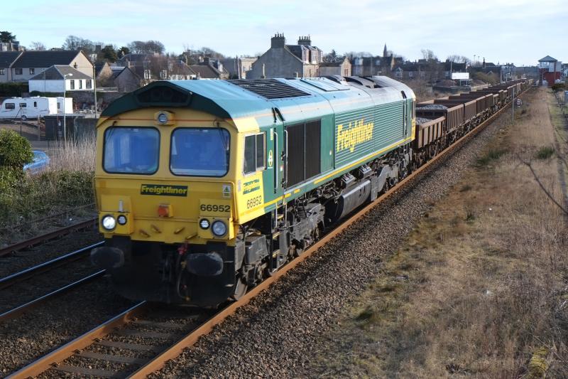 66952 at Carnoustie: Freightliner 66952 seen working 6K25 Montrose to Mossend passes through Carnoustie on 6th March 2016. Photo of 66952 at Carnoustie