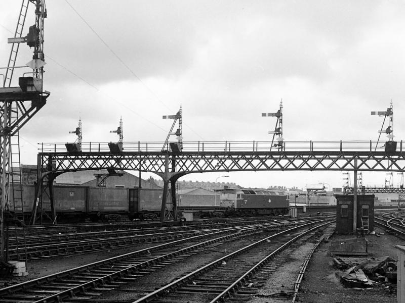 47432: 47432 hauls a Freightliner out of Aberdeen on 6 July 1978. Photo of 47432