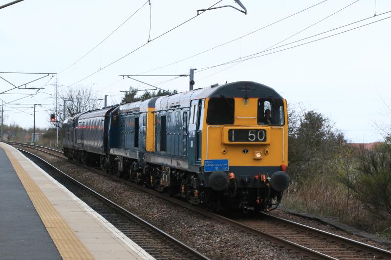 5Z52: 20189 + 20142 with 1 barrier coach + 37611 on 5Z52 12.48 Craigentinny passing Newcraighall on 15/04/2016 Photo of 5Z52