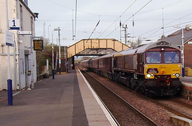 resplendent 66746: Royal Scotsman liveried 66746 through Glengarnock 1902hrs with the first of the season Photo of resplendent 66746