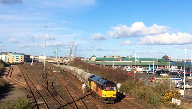 60076 6B32 260416 Dundee: 60076 departs Dundee with empty cement tanks for Oxwellmains Photo of 60076 6B32 260416 Dundee
