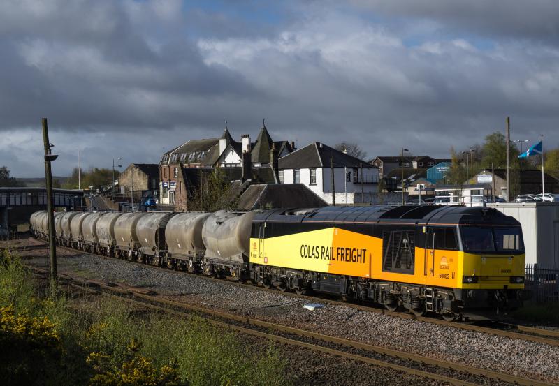 Photo of 60085 passes Larbert with 6A65 for Aberdeen. 