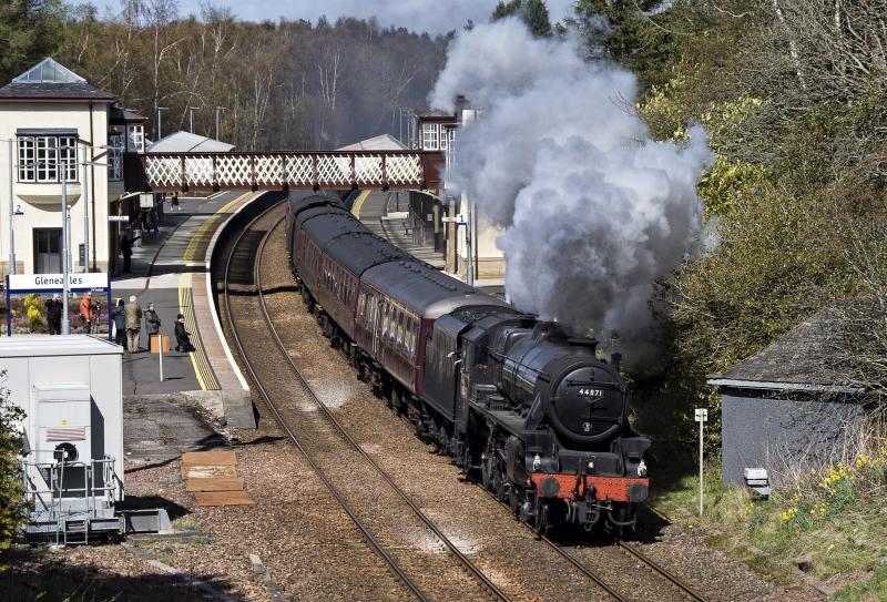 44871 GLENEAGLES 3.5.16.jpg: 1 HOUR LATE OFF PERTH----44871 BLASTS THROUGH GLENEAGLES Photo of 44871 GLENEAGLES 3.5.16.jpg