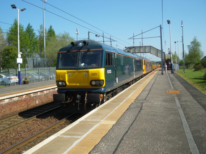 Sleeper 92: Caledonian Sleeper 92023 leads GBRf 92032 through Holytown on 6S51 09May16 Photo of Sleeper 92
