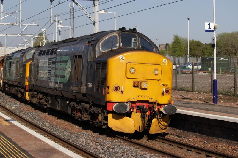 DRS 37 688 + 218 : DRS 37 668 and 218 pass Bargeddie, with a Mossend Down Yard to Dalmally autoballaster working. Photo of DRS 37 688 + 218