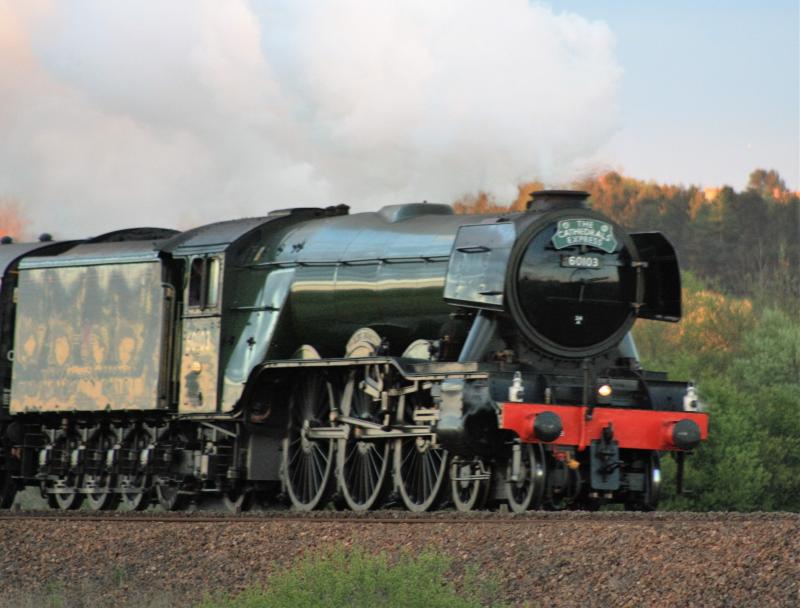 60103 Fife circle tour: Approaches the small town of Cowdenbeath in the last of the sunlight shimmering on the high shine of its paintwork. Photo of 60103 Fife circle tour