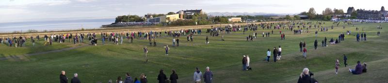 BURNTISLAND PANORAMA 15.5.16.jpg: AWAITING THE FLYING SCOTSMAN Photo of BURNTISLAND PANORAMA 15.5.16.jpg