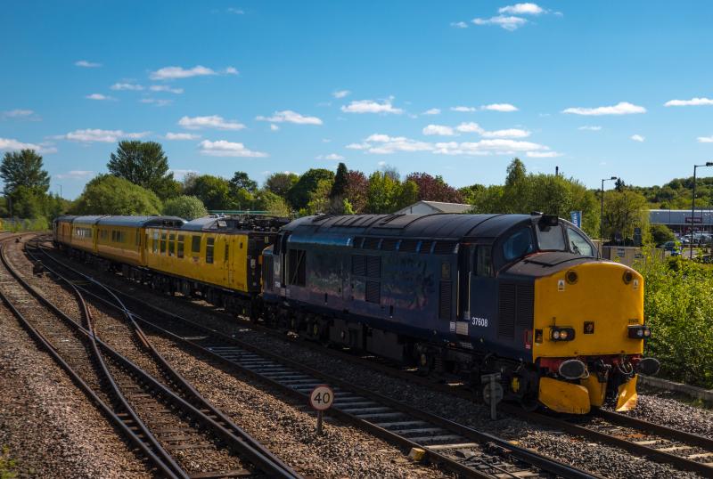 37608 & 602 pass Stirling Middle with 1Z01 for Inverness: 37608 & 602 pass Stirling Middle with 1Z01 for Inverness Photo of 37608 & 602 pass Stirling Middle with 1Z01 for Inverness