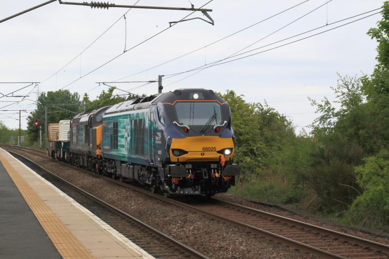 6S43 is Superb: 68025 Superb + 37607 on 6S43 06.23 Carlisle Kingmoor to Torness passing Newcraighall on 26/05/2016 Photo of 6S43 is Superb