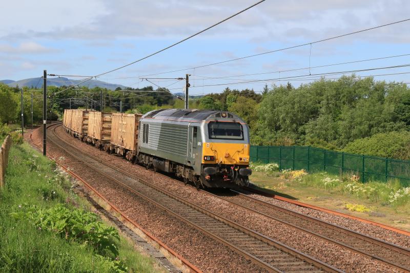 67012 on 6B45: 67012 on 6B45 10.25 Powderhall to Oxwellmains approaching Inveresk on 03/06/2016 Photo of 67012 on 6B45