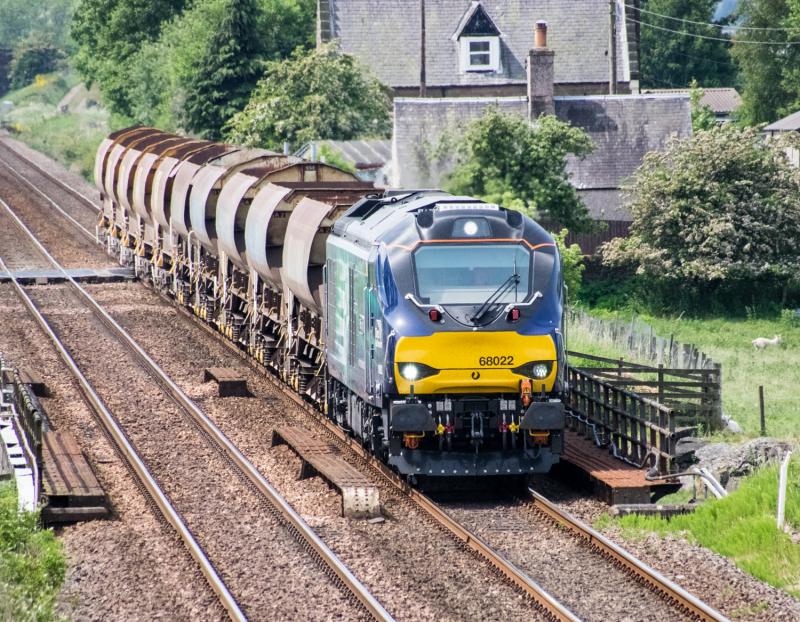 68022: 68022 with 6K43 Mossend-Achnasheen loaded ballast passes Forteviot. 08/06/16. Photo of 68022