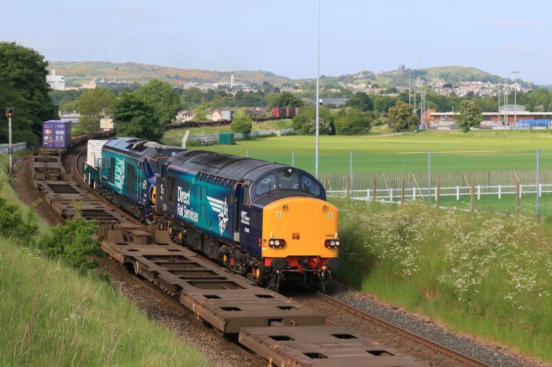 6M50 nearly blocked at Peffermill Playing Fields: 37069 + 68020 on 6S43 06.23 Carlisle to Torness passing 4E99 Tees Dock to Mossend luckily with fresh Air at Peffermill Playing Fields on 09/06/2016 Photo of 6M50 nearly blocked at Peffermill Playing Fields