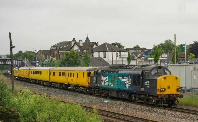37059 passes Larbert with 1Q77 for Inverness. 11.6.16: 37059 passes Larbert with 1Q77 for Inverness. 11.6.16 Photo of 37059 passes Larbert with 1Q77 for Inverness. 11.6.16