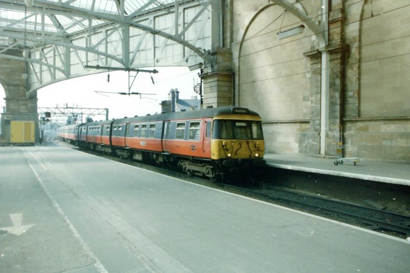 303024 Arriving in Glasgow Central: 303024 arriving in platform 13 with a service from Gourock, 303038 on the rear on 21st June 1986 Photo of 303024 Arriving in Glasgow Central