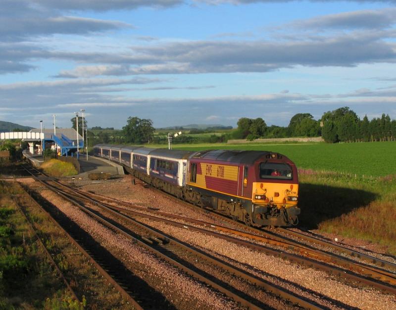 67011_1A25: 67011 powers the Aberdeen portion of the Caledonian Sleeper North from Leuchars on 16/07/08. Photo of 67011_1A25