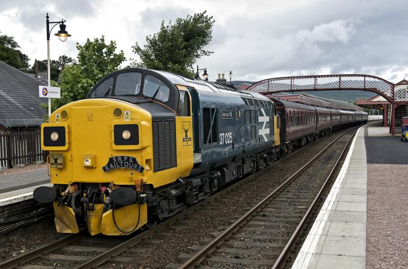 37025 AVIEMORE 16.7.16: Photo of 37025 AVIEMORE 16.7.16