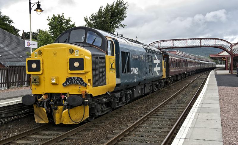 37025 AVIEMORE 16.7.16: Photo of 37025 AVIEMORE 16.7.16