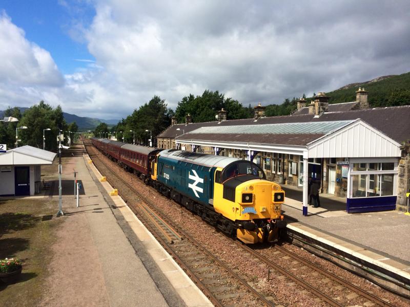 37025 1Z37 160716 Kingussie: Photo of 37025 1Z37 160716 Kingussie