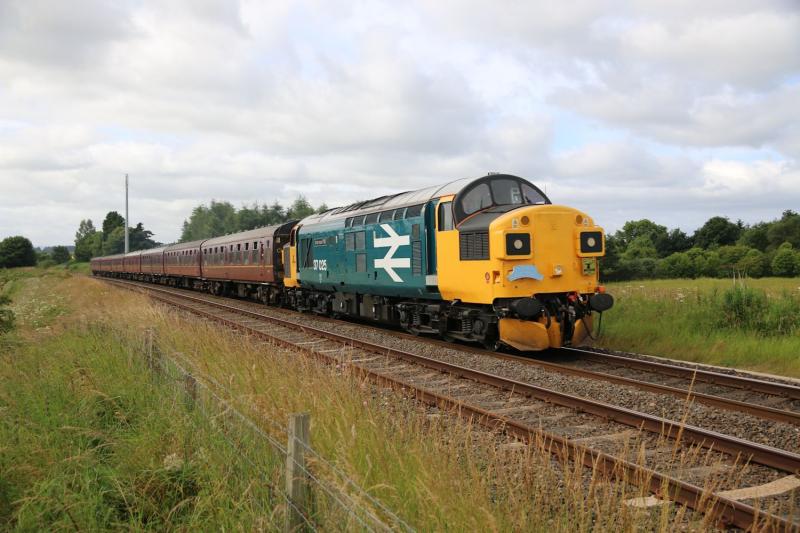 37025 - 1Z37 Linlithgow - Inverness: Approaching Stanley quarry Photo of 37025 - 1Z37 Linlithgow - Inverness