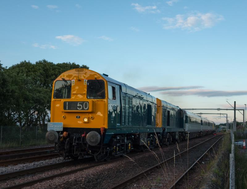 Photo of 20189 & 205 pass Greenhill Upper with 5S20 for Bo'ness. 21.7.16