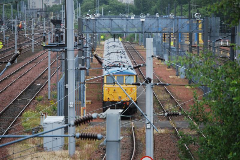 86101 In the cage: 86101 In the Cage at Polmadie 0650 Tue 22nd July 2008
Sorry about masts but no other place to take a pic when a train is in the Pen Photo of 86101 In the cage