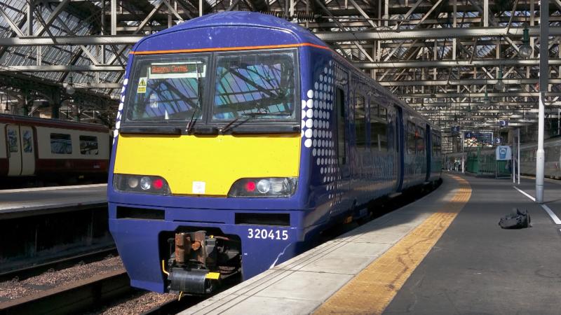 SR Saltire 320415 at Glasgow Central | 17-08-16: The now newly repainted 320/4, 320415, sits in the baking summer sun at Glasgow Central after arriving on a service from Lanark. Photo of SR Saltire 320415 at Glasgow Central | 17-08-16