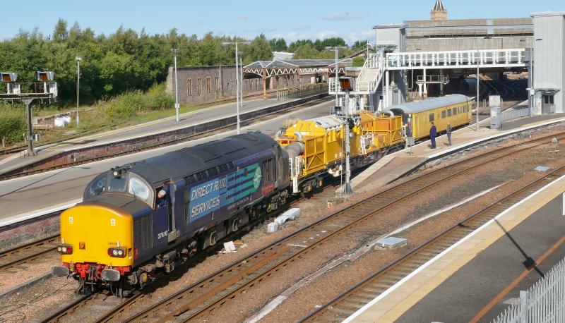 37610 with 6Z88 Snow Train: 6Z88 departing Perth for Kilmarnock (Barclay Sdgs) with the Snow Train on 22/9/16 Photo of 37610 with 6Z88 Snow Train
