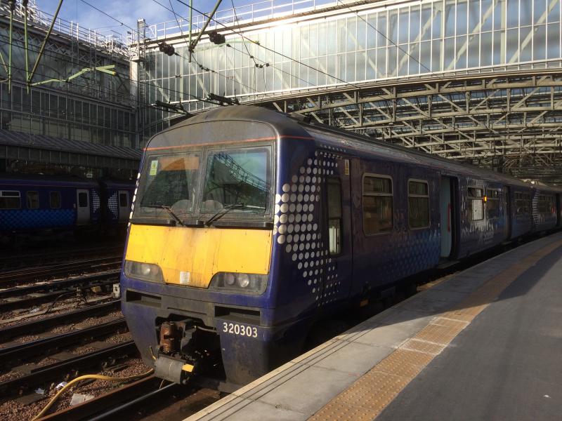 Photo of 320303 at Glasgow Central