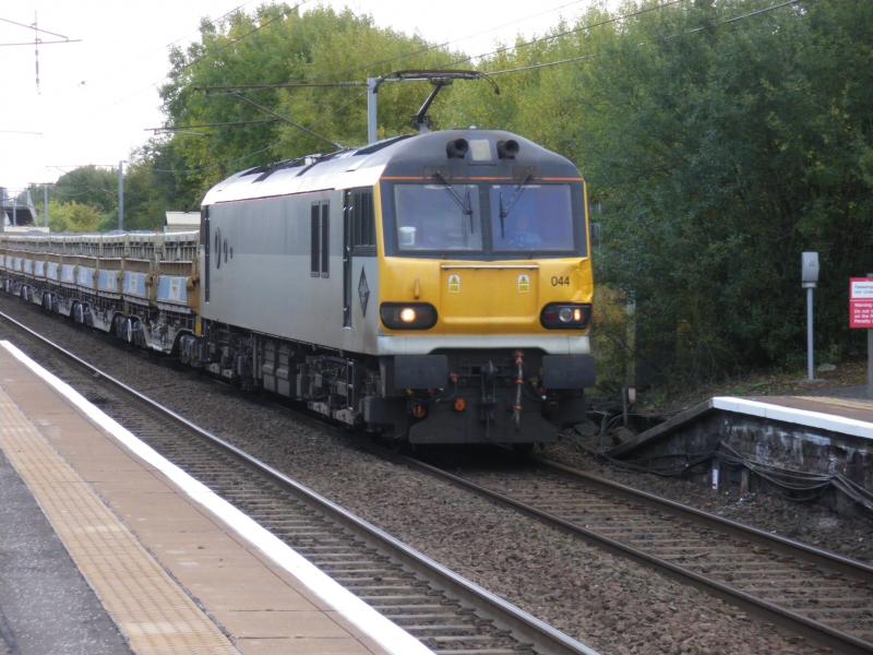 92044 Holytown: Still in grey, 92044 leads 6S51 through Holytown to Mossend on 13th October Photo of 92044 Holytown