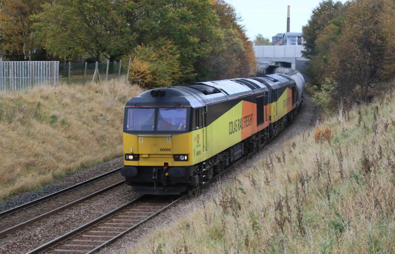 6A65 154 minutes late: 60095 with failed 60021 on a late 6A65 Oxwellmains to Aberdeen passing Peffermill playing fields on 02/11/2016 Photo of 6A65 154 minutes late