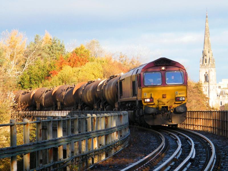 66122 @ Perth - 04 November 2016: 66122, in the bright morning light, hauling a Mossend to Aberdeen freight Photo of 66122 @ Perth - 04 November 2016