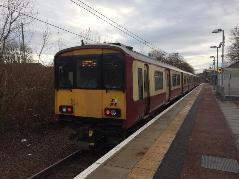 318256 at Chatelherault: 318256 leaves Chatelherault on Monday 12th December 2016 while forming the 2L18 09:46 Dalmuir to Larkhall. Photo of 318256 at Chatelherault
