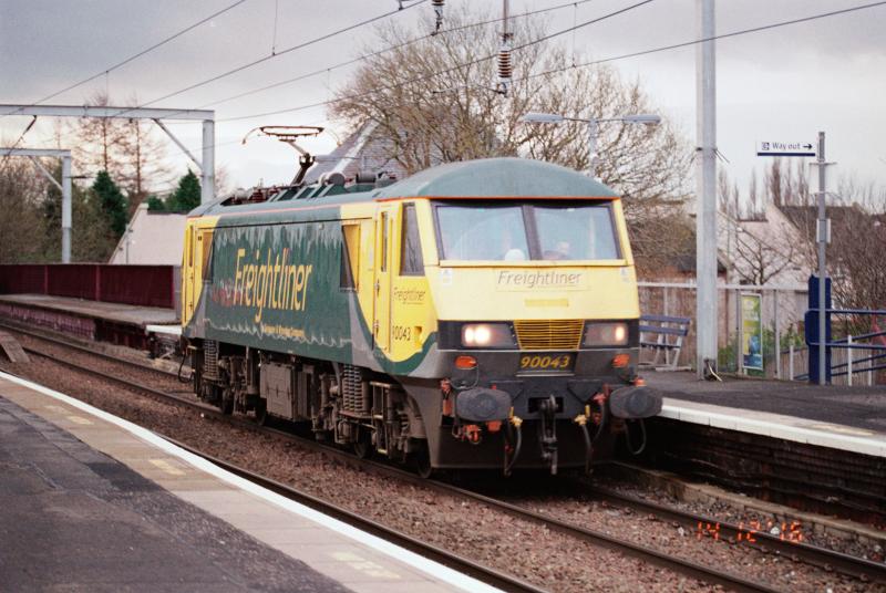 Photo of 90043 passes Coatbridge Central