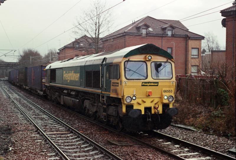 66553 passing Whifflet: 66553 passing a rainy Whifflet en route from Daventry to Coatbridge, about 1339 on 22 December 2016 Photo of 66553 passing Whifflet