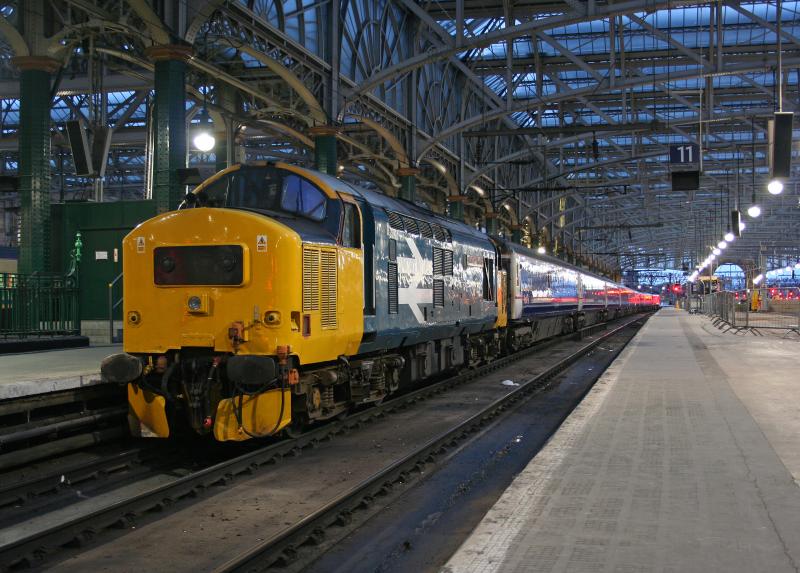 37425 5M11 100510 Glasgow Central : LARGE Logo 37425 in Glasgow Central on ECS beds Photo of 37425 5M11 100510 Glasgow Central