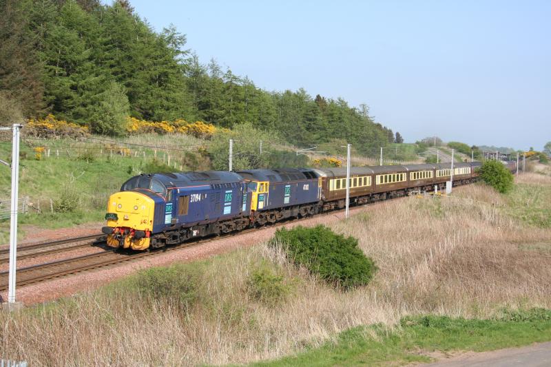 37261 47802 Statesman Cartland: DRS 37 + 47 combo on charter passing Cartland Photo of 37261 47802 Statesman Cartland
