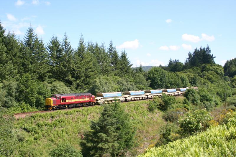 37422 Ballast Dunkeld: EWS 37422 heads north out of Dunkeld with autohoppers for the far north line Photo of 37422 Ballast Dunkeld