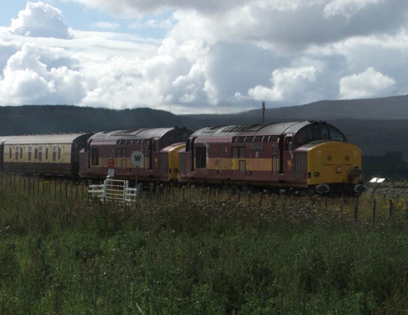 NORTHERN BELLE - 5Z37 approaching Brora: 5Z37 approaching Brora on time. Photo of NORTHERN BELLE - 5Z37 approaching Brora