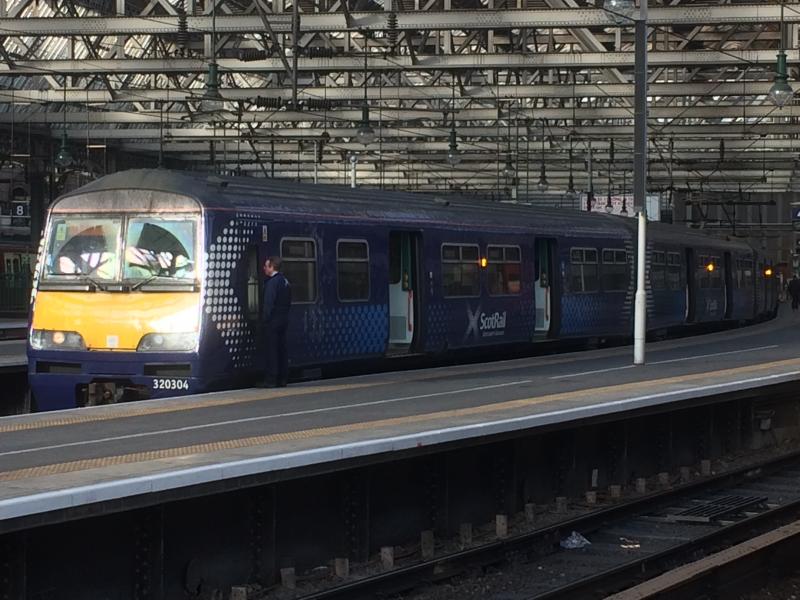 Photo of 320304 & 320412 at Glasgow Central